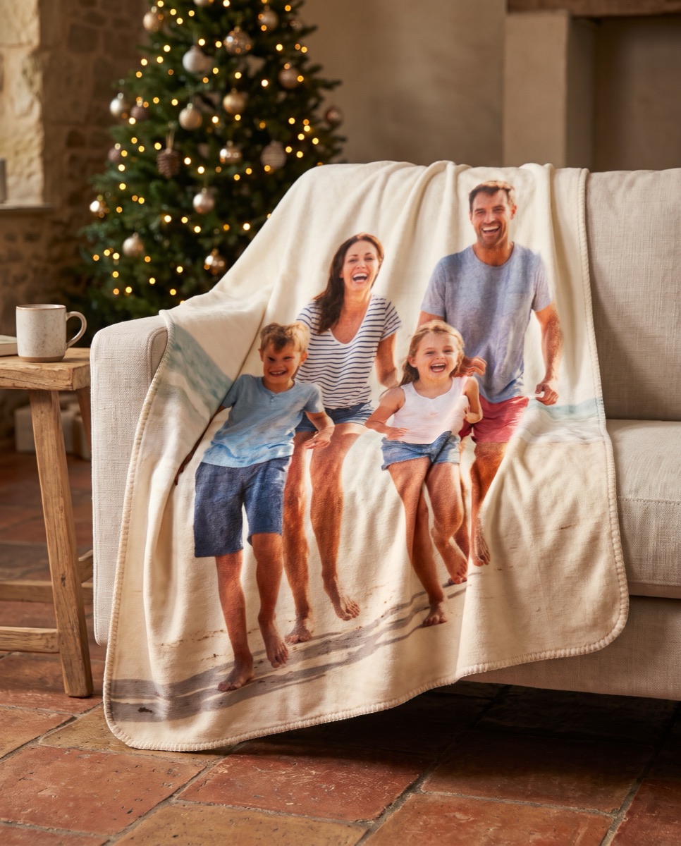 Plaid con la foto di una famiglia sul divano