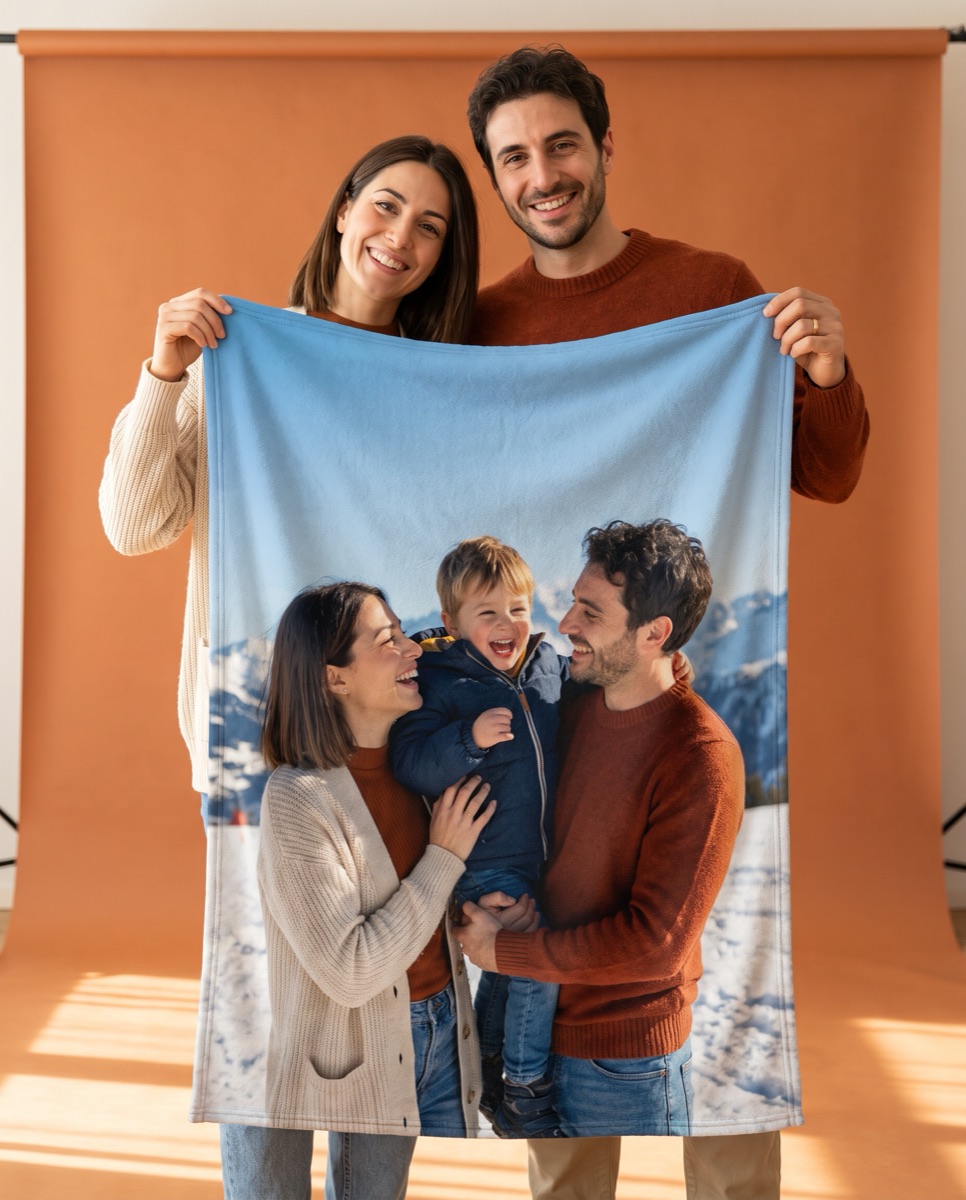 Una coppia tiene aperto un plaid stampato con la foto della loro famiglia